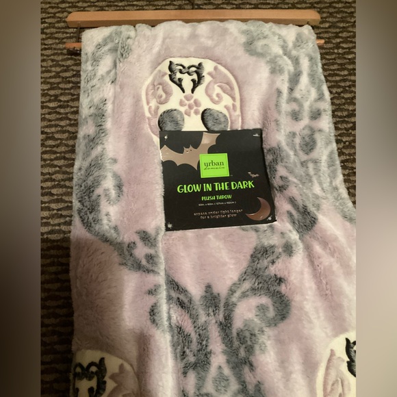 Glow in the Dark Sugar Skull Blanket - Picture 2 of 3